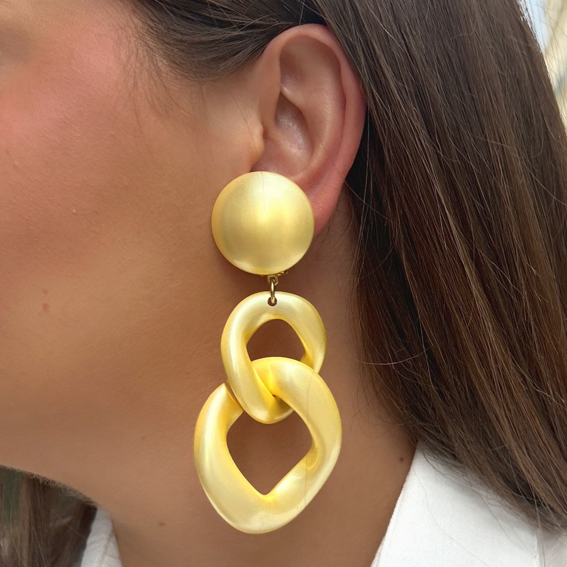 Boucles Maillons Vanille Francine Bramli Paris en résine ivoire satinée avec grands maillons entrelacés oversize.