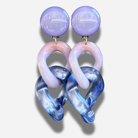 Boucles Maillons Violet Francine Bramli Paris en résine lilas et bleu translucide portées – boucles oversize graphiques chez Divinity Sète