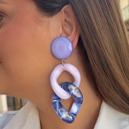 Boucles Maillons Violet Francine Bramli Paris en résine lilas et bleu translucide portées – boucles oversize graphiques chez Divinity Sète