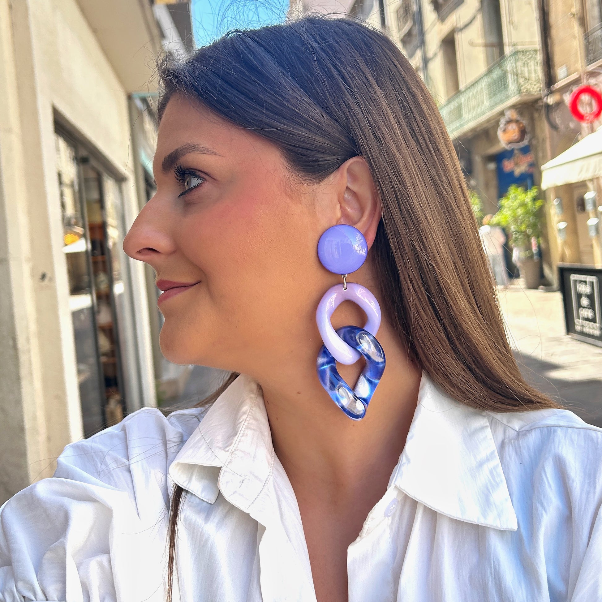 Boucles Maillons Violet Francine Bramli Paris en résine lilas et bleu translucide portées – boucles oversize graphiques chez Divinity Sète