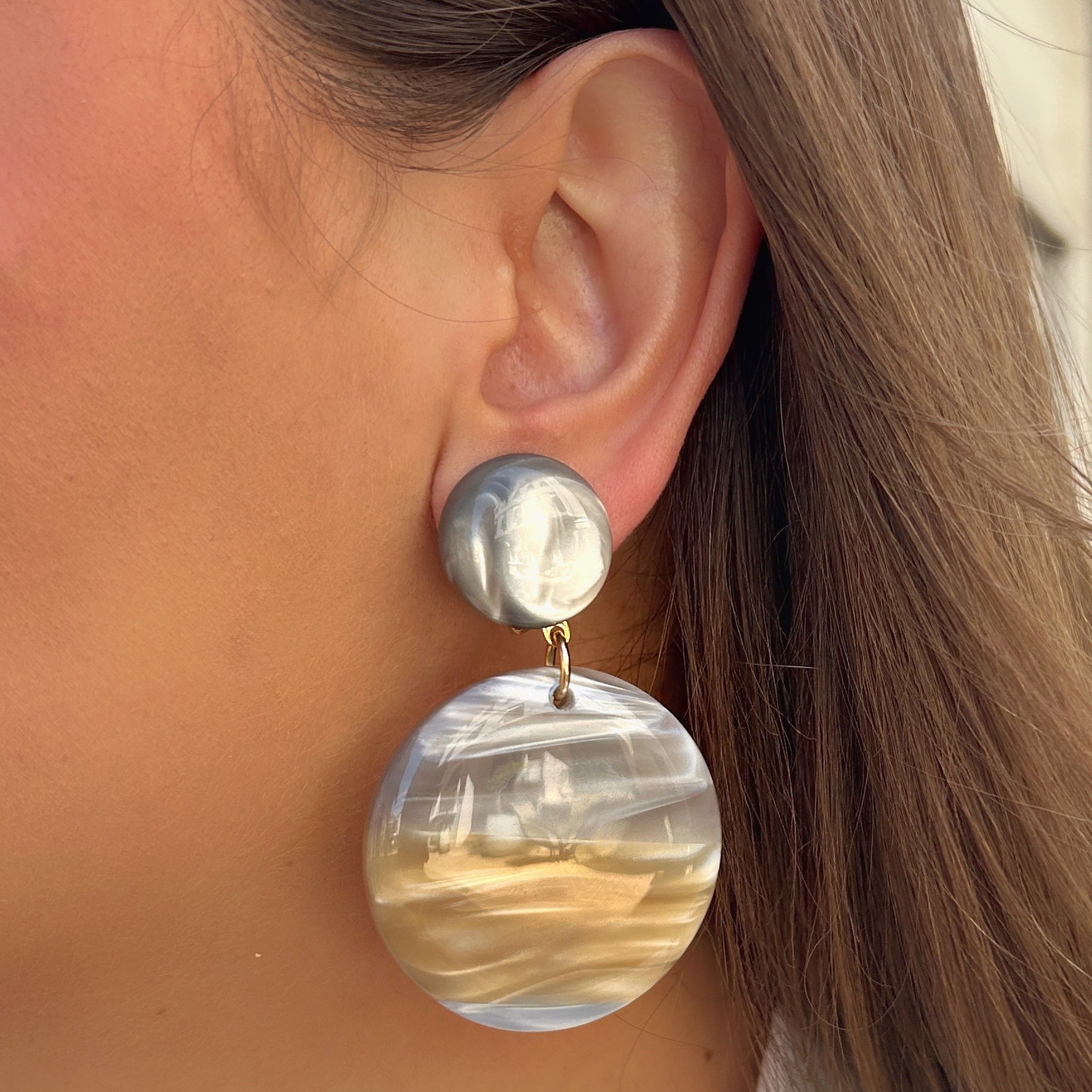 Boucles Mara Francine Bramli Paris en résine nacrée gris et beige chez Divinity Sète