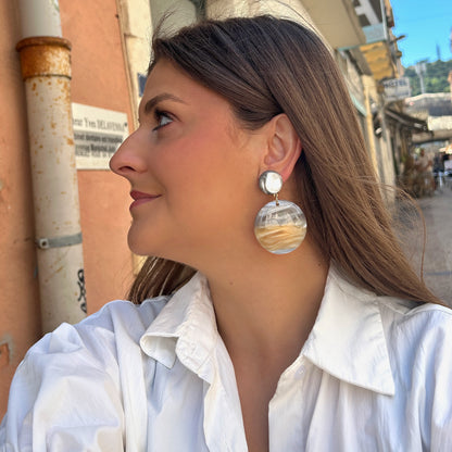 Boucles Mara Francine Bramli Paris en résine nacrée gris et beige chez Divinity Sète