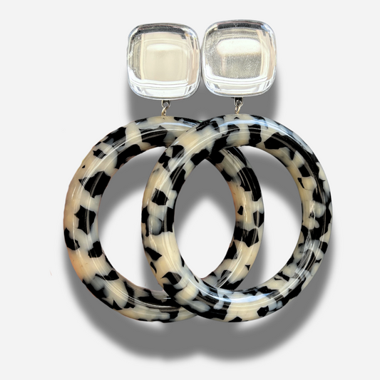 Boucles Marge Écaille Noir et Blanc Francine Bramli Paris avec grand anneau en résine marbrée noire et blanche et cabochon argenté