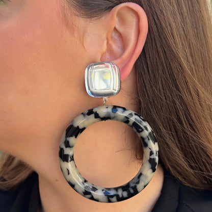 Boucles Marge Écaille Noir et Blanc Francine Bramli Paris avec grand anneau en résine marbrée noire et blanche et cabochon argenté