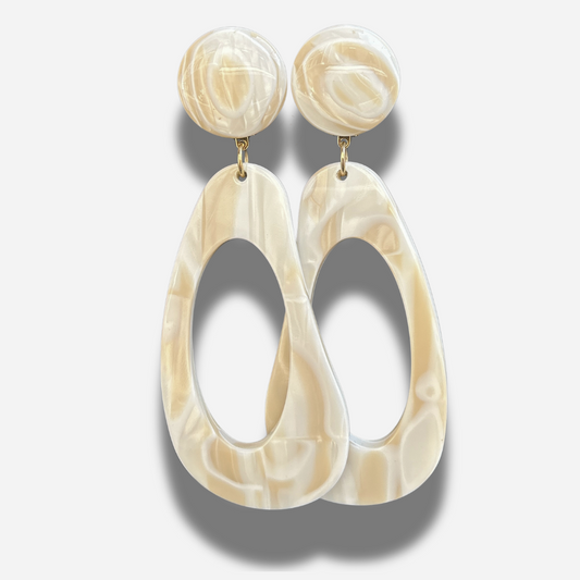 Boucles Mariane Alba Francine Bramli Paris nacrées blanches iridescentes chez Divinity Sète