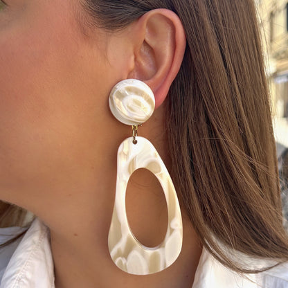 Boucles Mariane Alba Francine Bramli Paris nacrées blanches iridescentes chez Divinity Sète