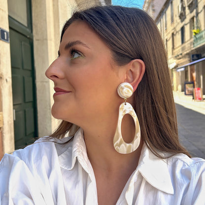 Boucles Mariane Alba Francine Bramli Paris nacrées blanches iridescentes chez Divinity Sète
