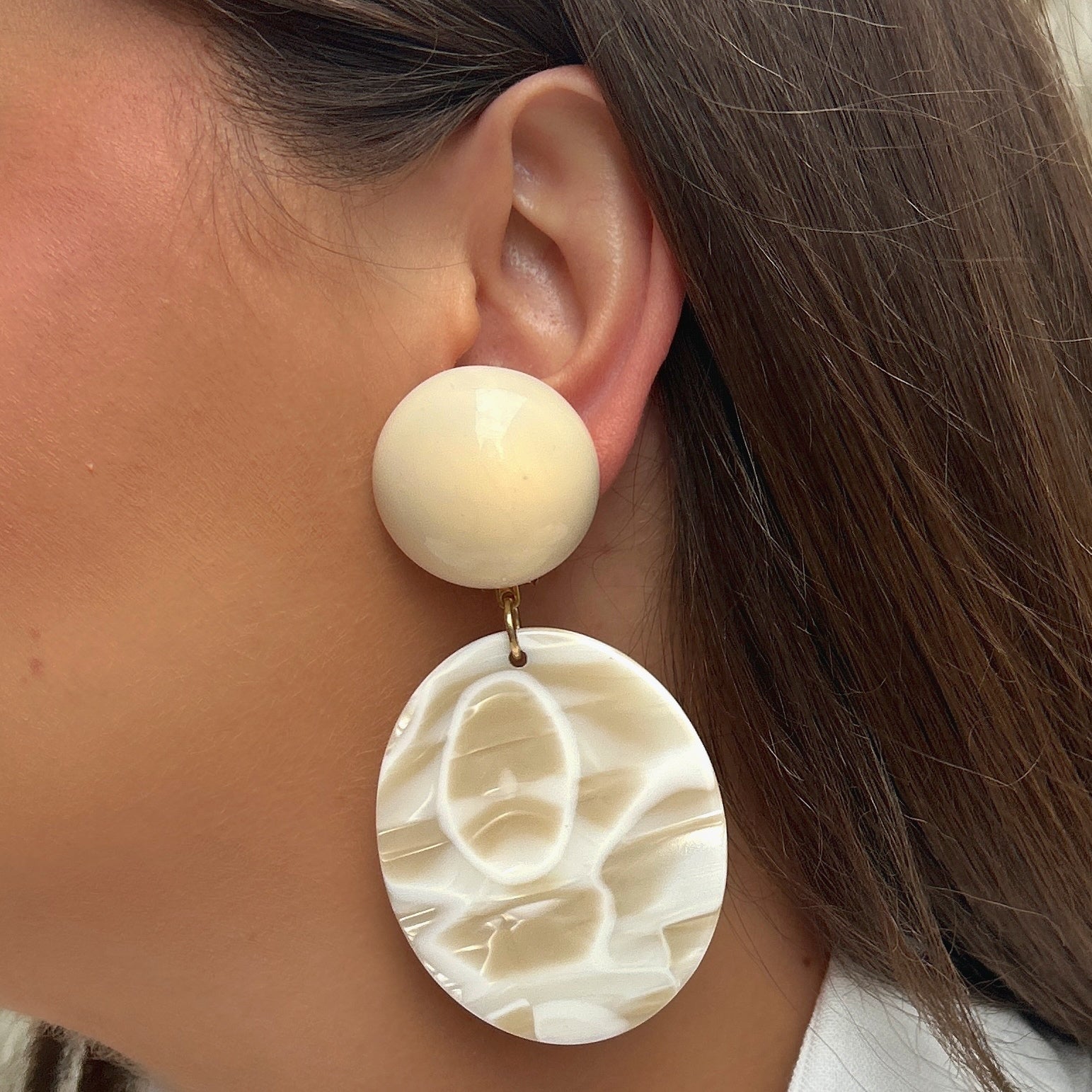 Boucles Mathilda Alba Francine Bramli Paris en résine ivoire nacrée avec pendentif ovale marbré crème.