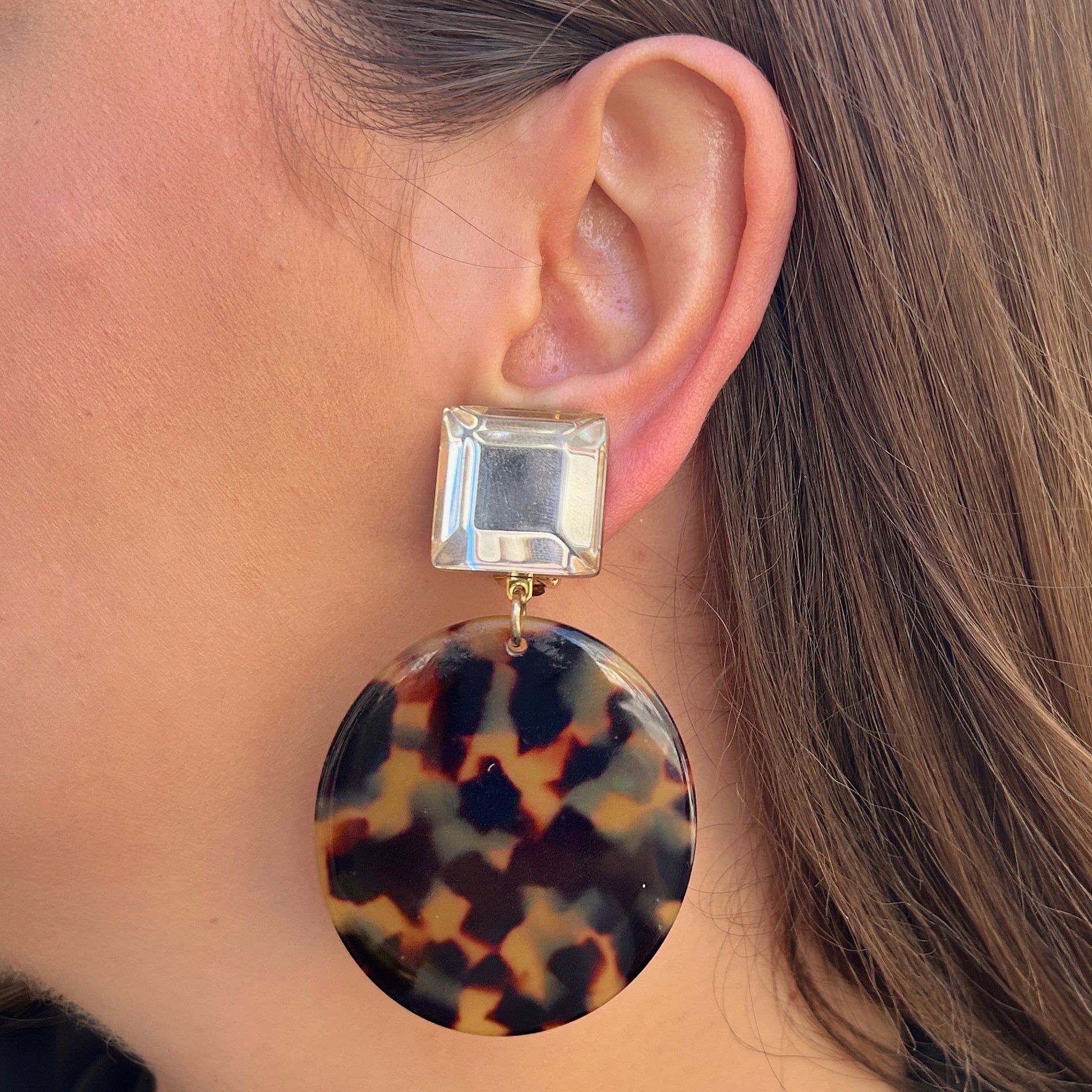 Boucles Mathilda Écaille de Tokyo Francine Bramli Paris en résine écaille et cabochon transparent