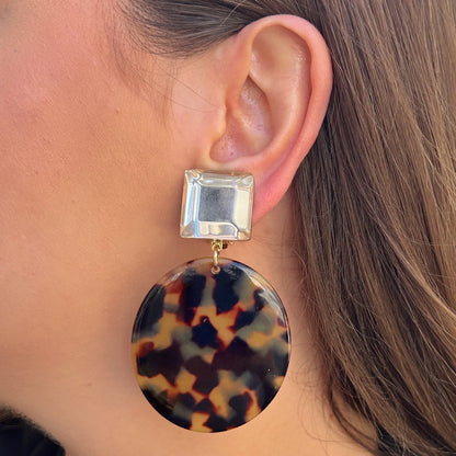 Boucles Mathilda Écaille de Tokyo Francine Bramli Paris en résine écaille et cabochon transparent