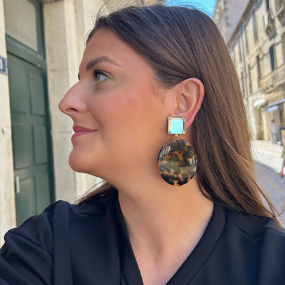 Boucles Mathilda Écaille de Tokyo Francine Bramli Paris en résine écaille et cabochon transparent