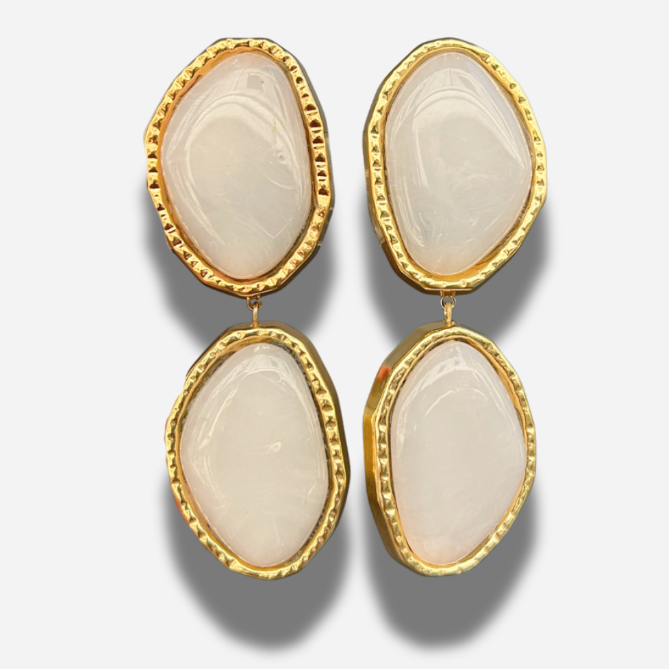 Boucles Maya Double Francine Bramli Paris en résine blanc nacré et contour doré chez Divinity Sète
