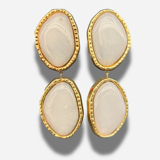 Boucles Maya Double Francine Bramli Paris en résine blanc nacré et contour doré chez Divinity Sète