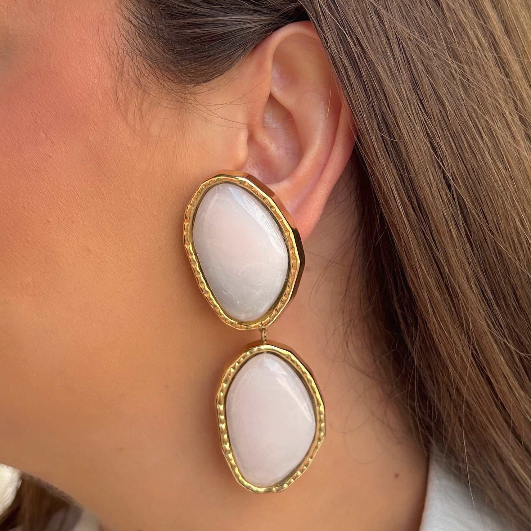 Boucles Maya Double Francine Bramli Paris en résine blanc nacré et contour doré chez Divinity Sète