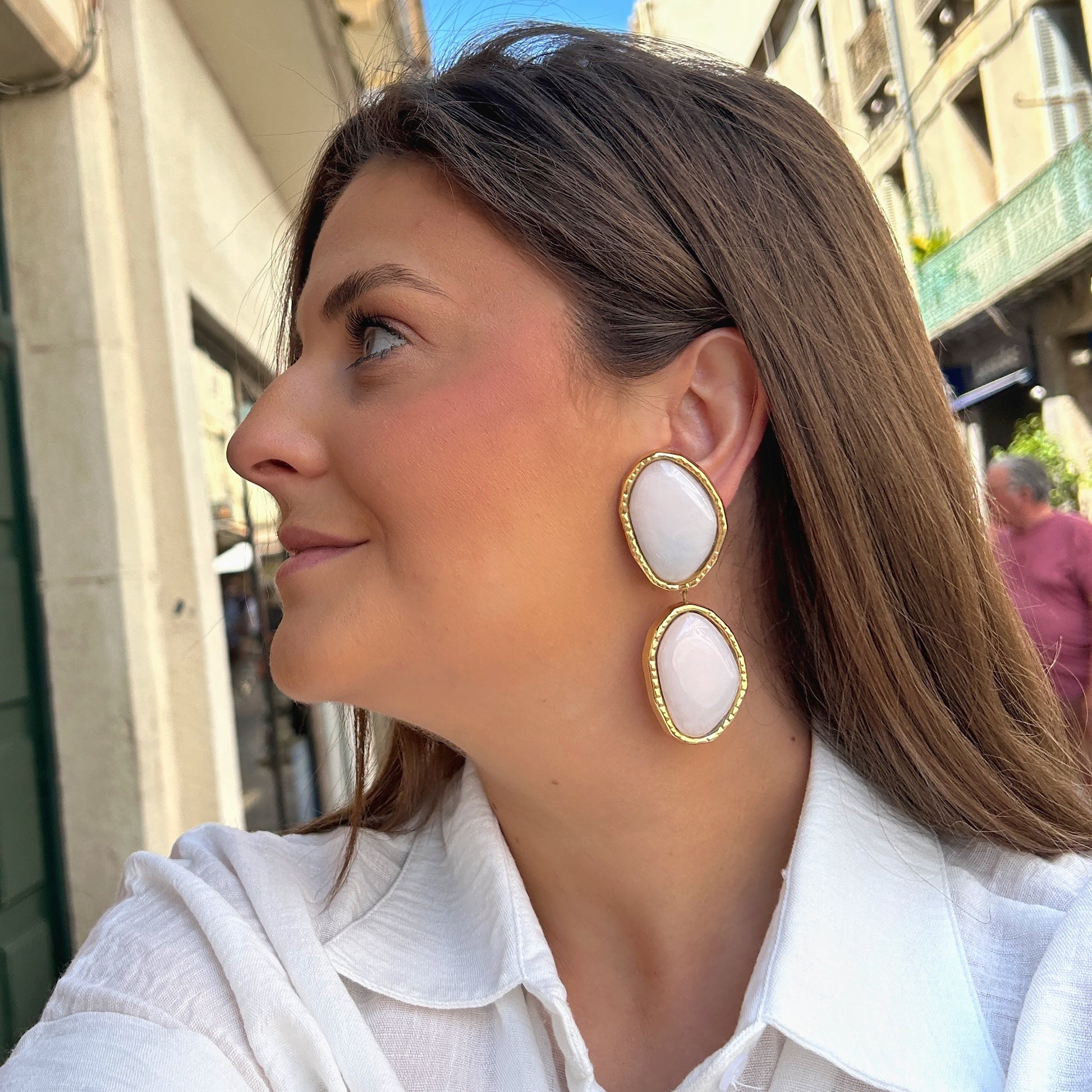 Boucles Maya Double Francine Bramli Paris en résine blanc nacré et contour doré chez Divinity Sète
