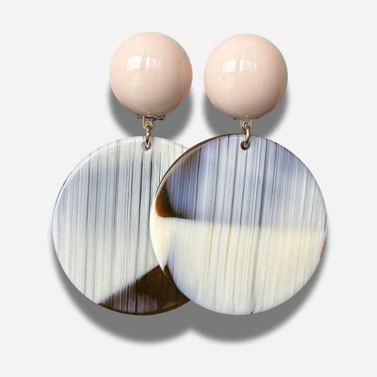 Boucles Mona Corne Francine Bramli Paris ivoire noir et brun avec pendentif rond effet corne naturelle