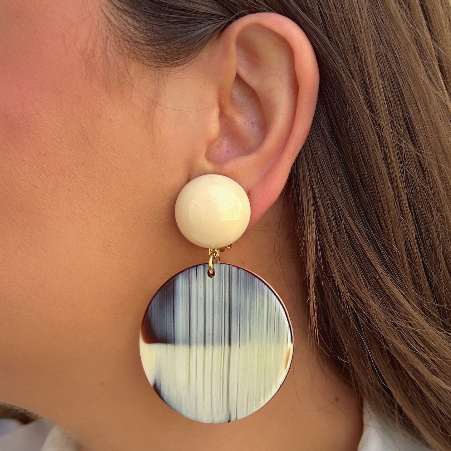 Boucles Mona Corne Francine Bramli Paris ivoire noir et brun avec pendentif rond effet corne naturelle