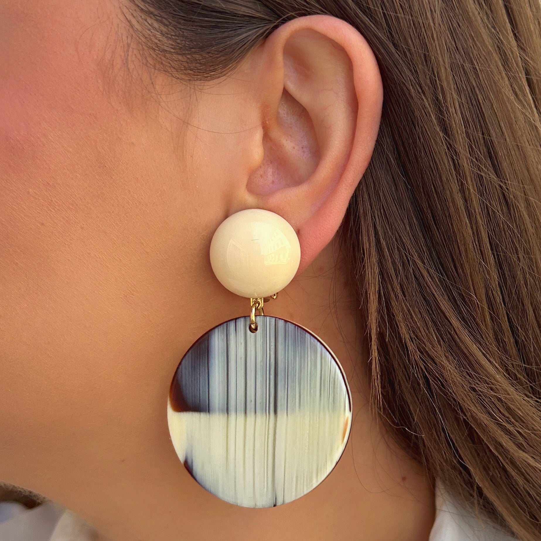 Boucles Mona Corne Francine Bramli Paris ivoire noir et brun avec pendentif rond effet corne naturelle