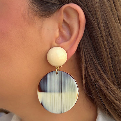 Boucles Mona Corne Francine Bramli Paris ivoire noir et brun avec pendentif rond effet corne naturelle