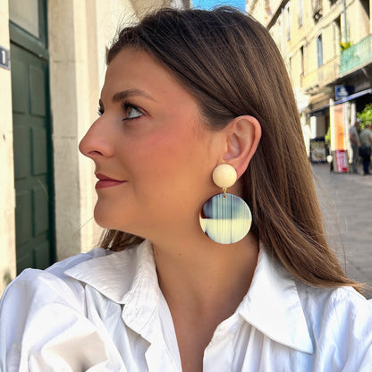Boucles Mona Corne Francine Bramli Paris ivoire noir et brun avec pendentif rond effet corne naturelle