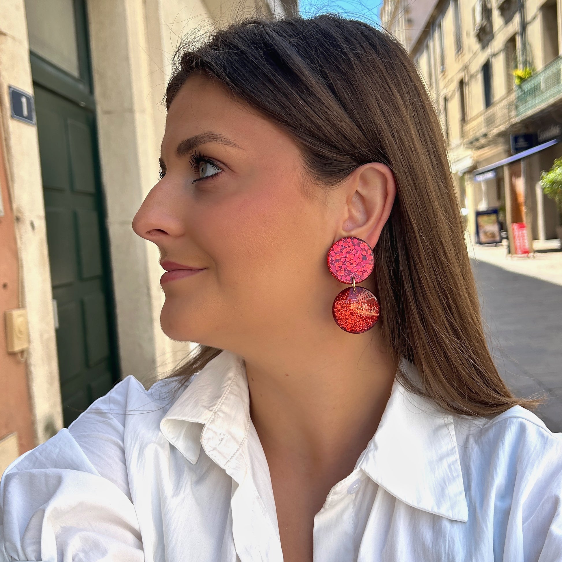 Boucles Mona Rouge Glitter Francine Bramli Paris en résine rouge pailletée scintillante