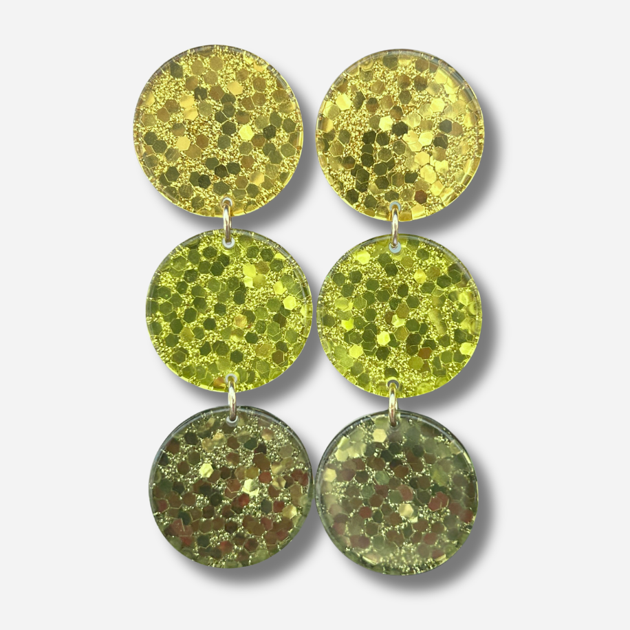 Boucles d'oreilles Mona Vert Francine Bramli Paris composées de trois pastilles rondes pailletées en dégradé de vert et doré.