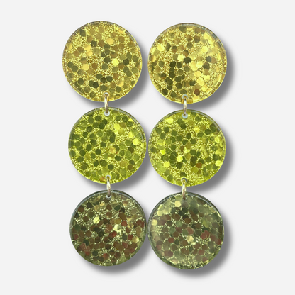 Boucles d'oreilles Mona Vert Francine Bramli Paris composées de trois pastilles rondes pailletées en dégradé de vert et doré.