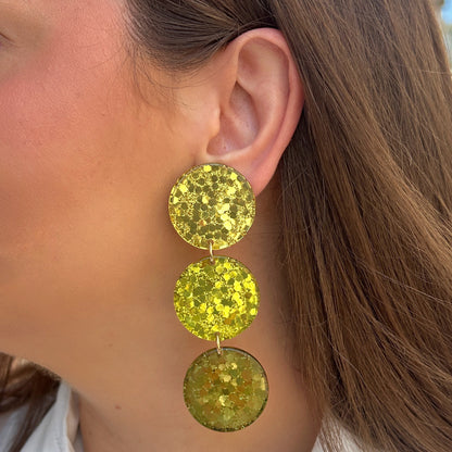 Boucles d'oreilles Mona Vert Francine Bramli Paris composées de trois pastilles rondes pailletées en dégradé de vert et doré.