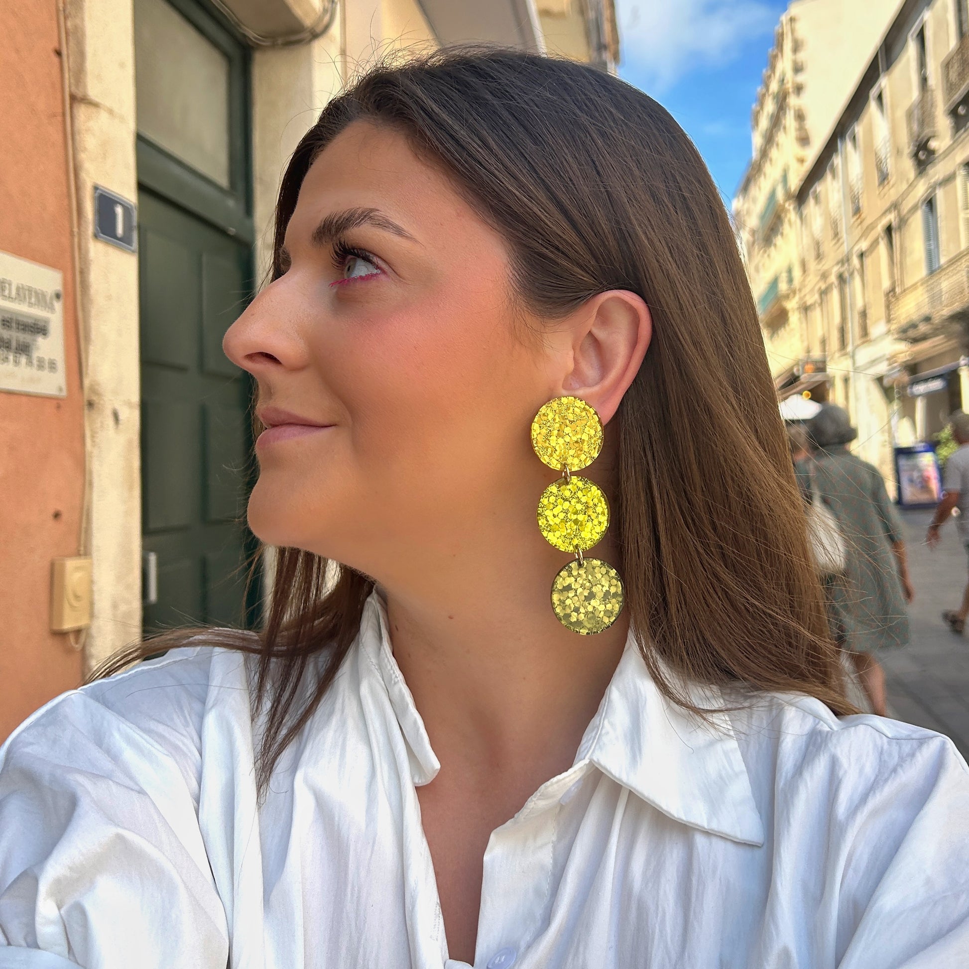 Boucles d'oreilles Mona Vert Francine Bramli Paris composées de trois pastilles rondes pailletées en dégradé de vert et doré.