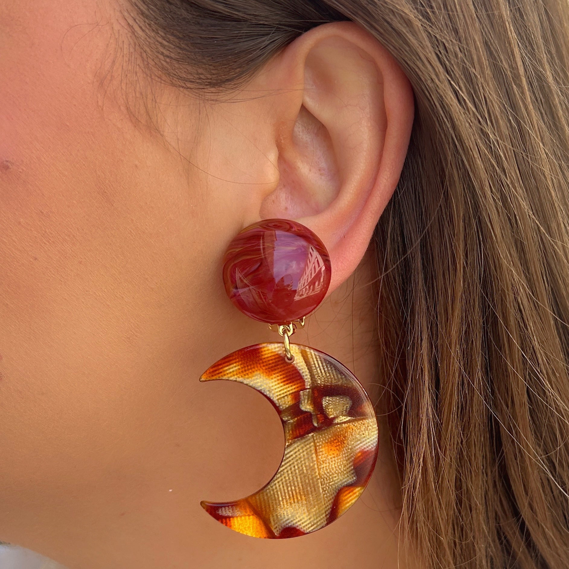 Boucles Moon Francine Bramli Paris avec pendentif demi-lune écaille ambrée chez Divinity Sète