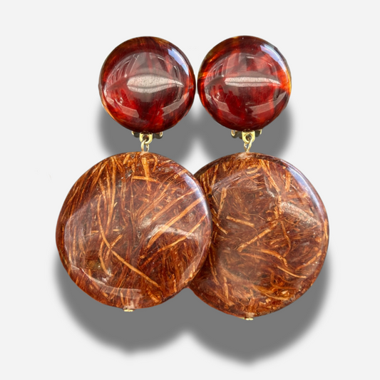 Boucles Natural Marron Francine Bramli Paris en résine bordeaux et ambre effet fibres naturelles