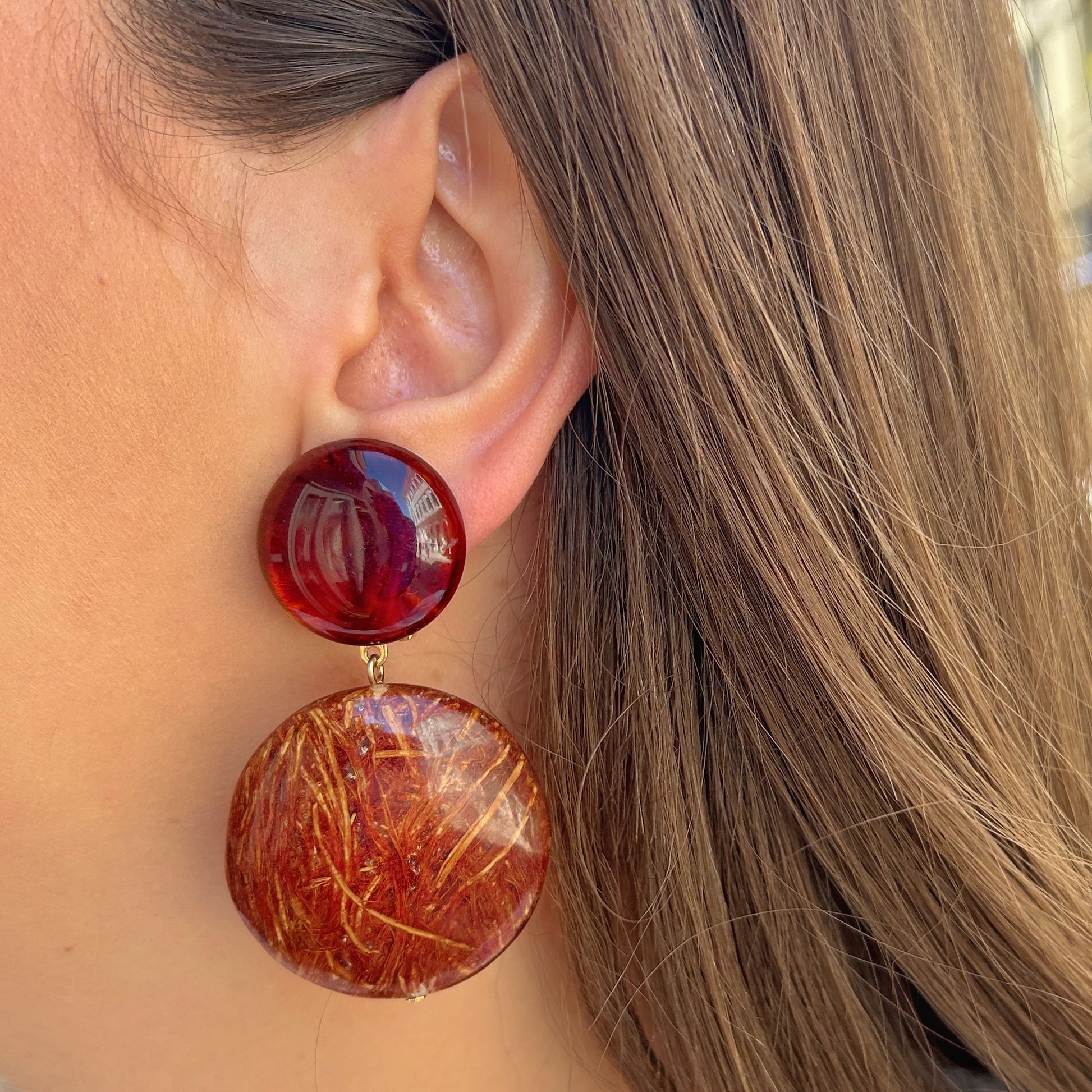 Boucles Natural Marron Francine Bramli Paris en résine bordeaux et ambre effet fibres naturelles