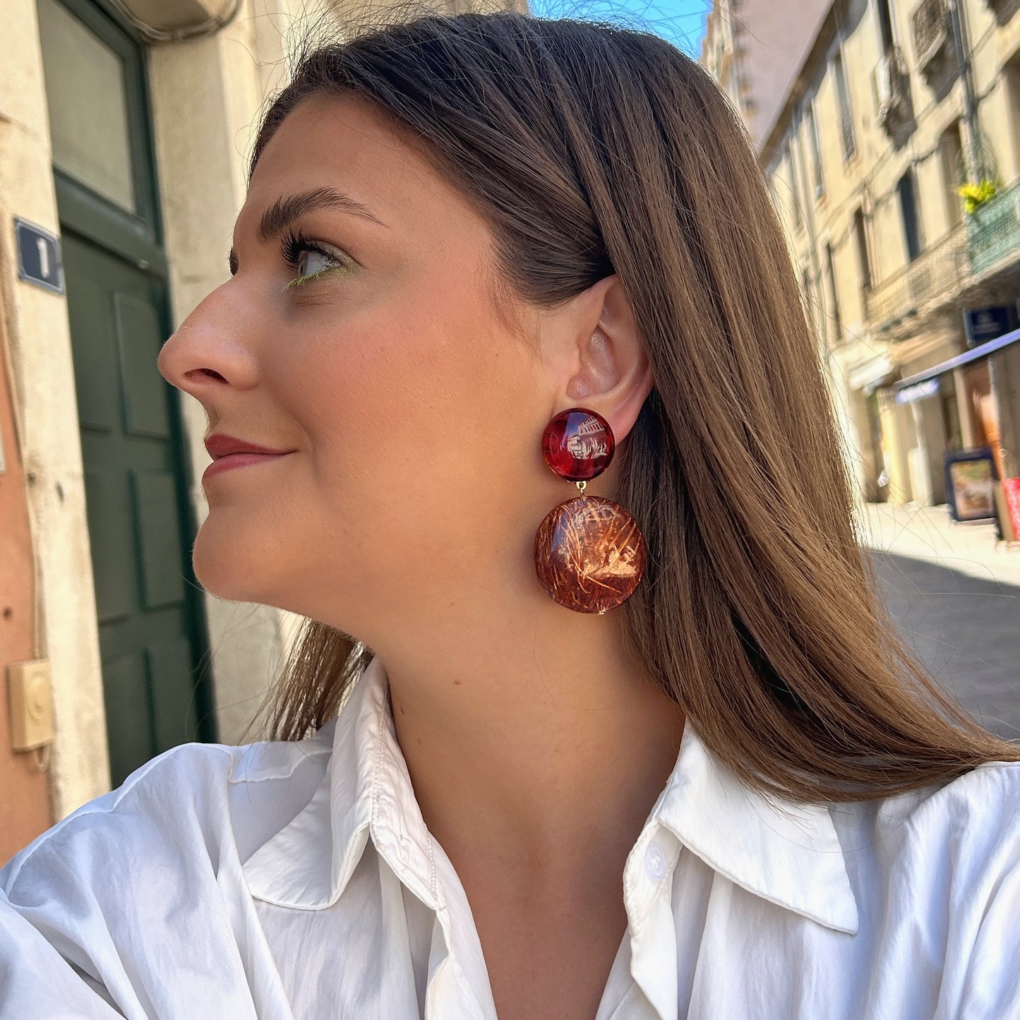 Boucles Natural Marron Francine Bramli Paris en résine bordeaux et ambre effet fibres naturelles