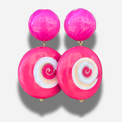 Boucles Natural Rose Francine Bramli Paris en résine rose fuchsia avec motif spirale nacré blanc