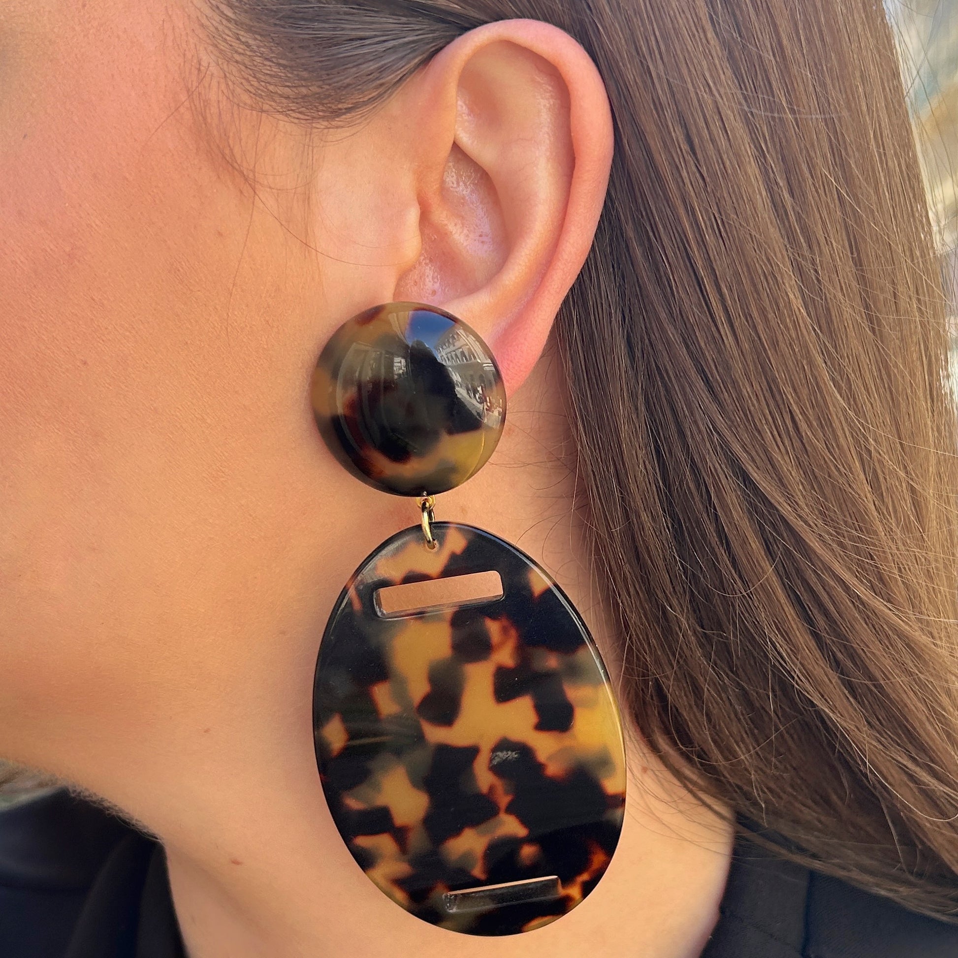 Boucles Naya Écaille Tokyo Francine Bramli Paris en résine effet écaille de tortue avec forme ovale ajourée et finitions ambrées.