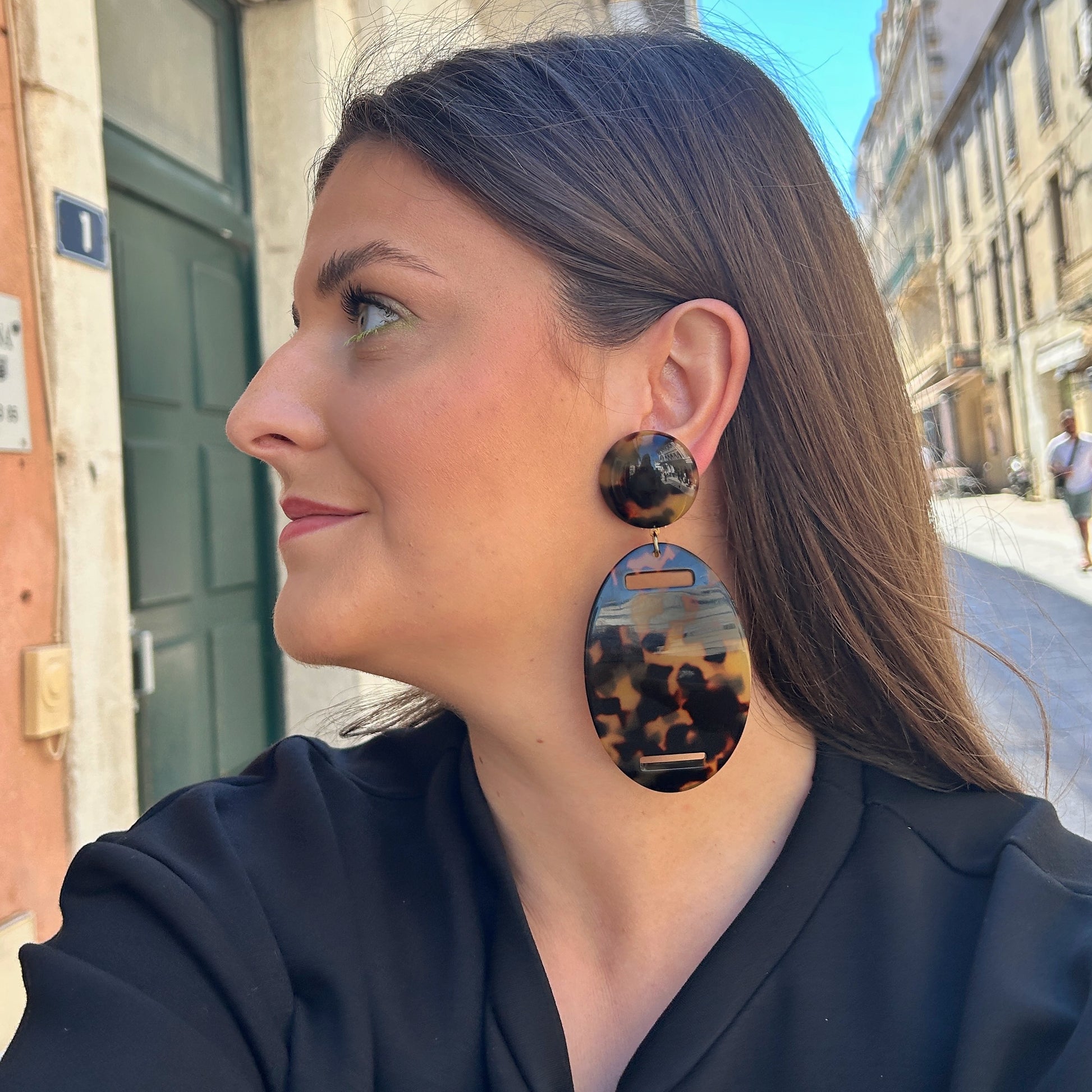 Boucles Naya Écaille Tokyo Francine Bramli Paris en résine effet écaille de tortue avec forme ovale ajourée et finitions ambrées.