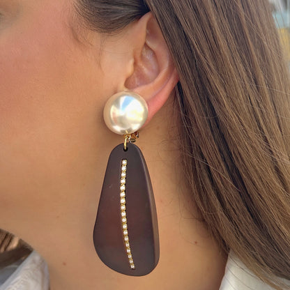 Boucles New York Marron Perles Francine Bramli Paris avec perles nacrées, pampilles marron mates et ligne centrale de strass dorés.