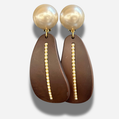 Boucles New York Marron Perles Francine Bramli Paris avec perles nacrées, pampilles marron mates et ligne centrale de strass dorés.