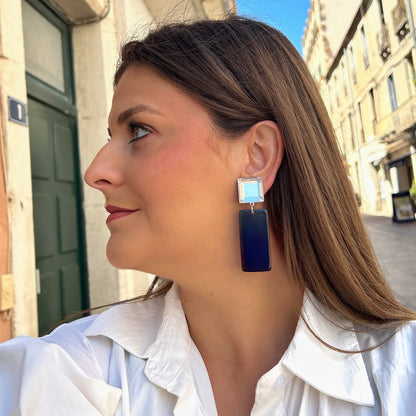 Boucles Noa Bleu Marine Francine Bramli Paris avec cabochon carré transparent et pendentif rectangulaire bleu nuit