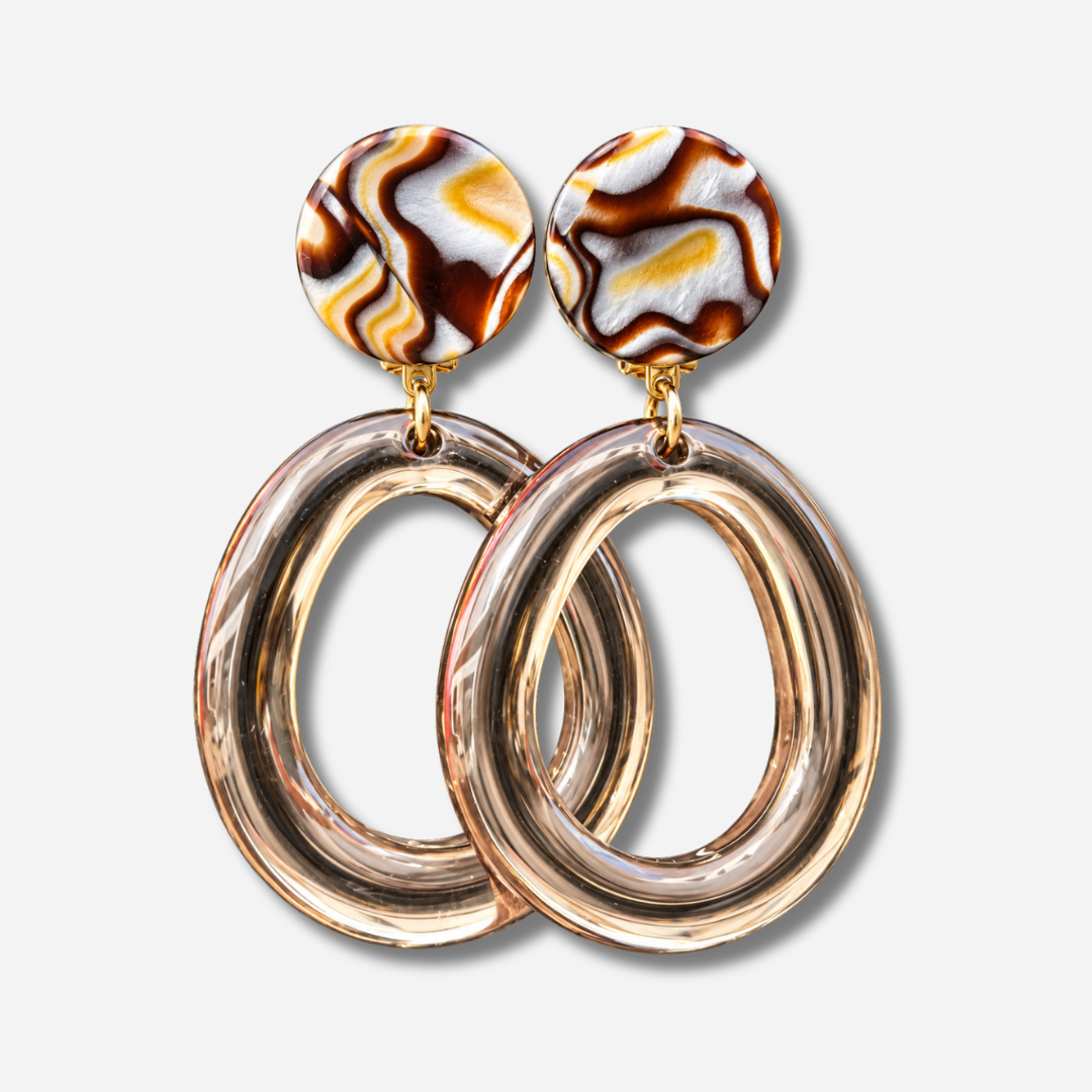 Boucles d’oreilles Abyssa Champagne à clips Francine Bramli Paris, cabochons ronds marbrés brun et blanc, grands anneaux ovales translucides champagne.