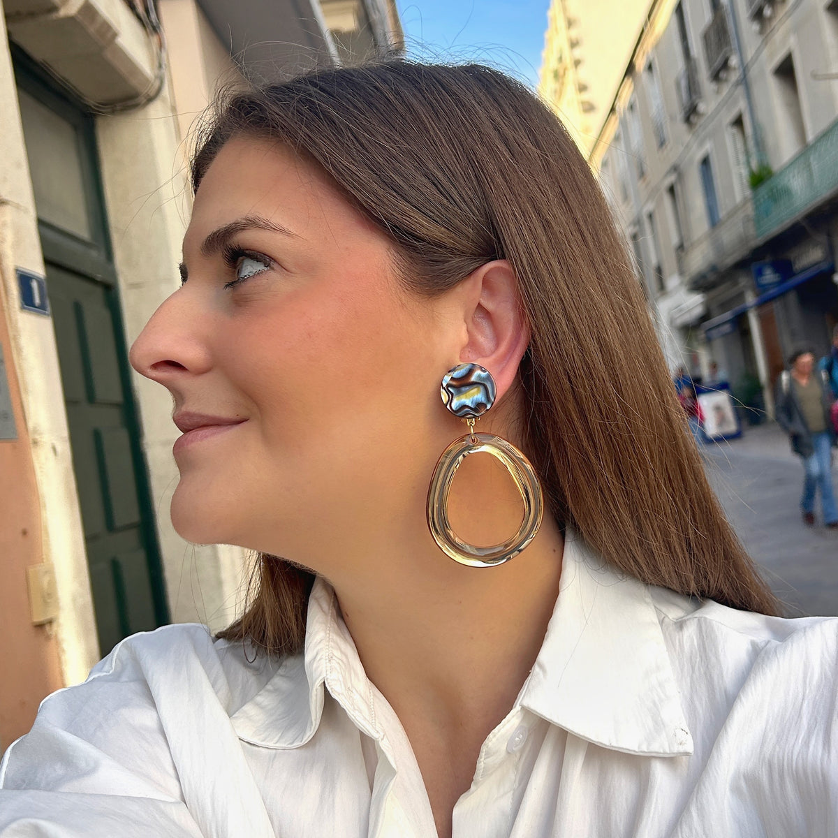 Boucles d’oreilles Abyssa Champagne à clips Francine Bramli Paris, cabochons ronds marbrés brun et blanc, grands anneaux ovales translucides champagne.