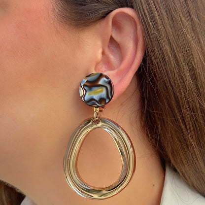 Boucles d’oreilles Abyssa Champagne à clips Francine Bramli Paris, cabochons ronds marbrés brun et blanc, grands anneaux ovales translucides champagne.