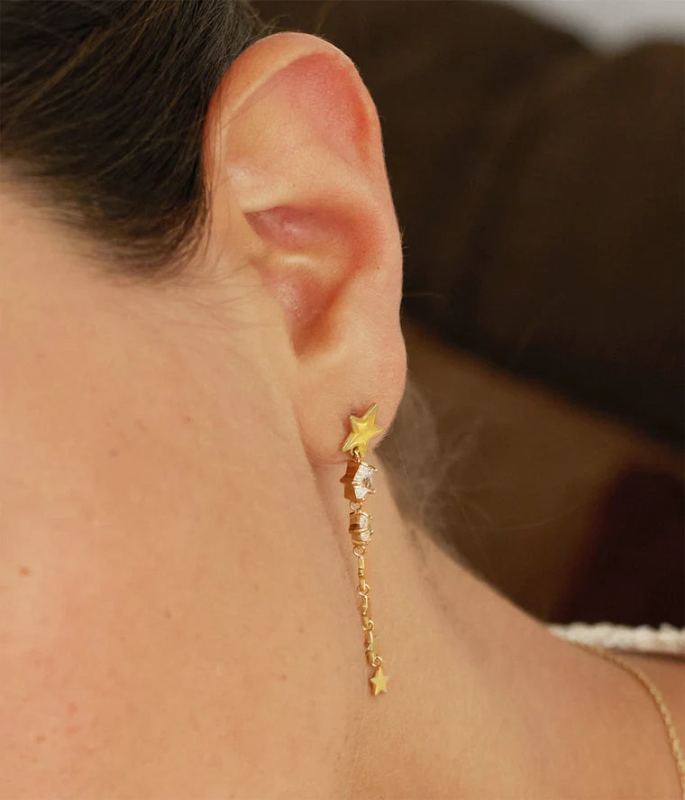 Boucles d’oreilles Akiva ZAG en acier inoxydable doré avec étoiles suspendues et zircons