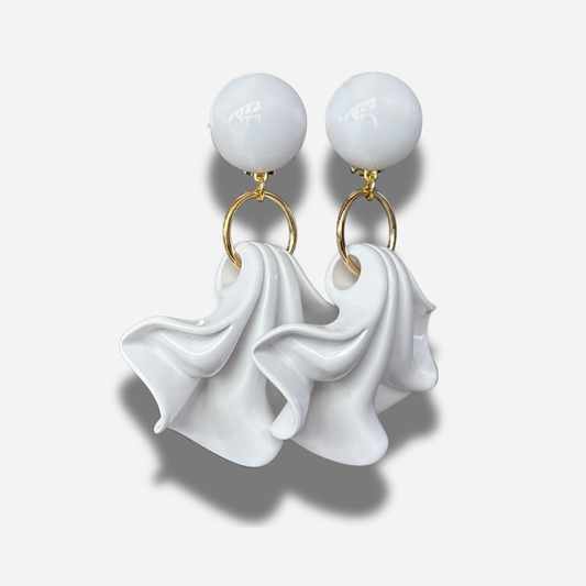 Boucles d’oreilles Amelia blanc Francine Bramli Paris résine pendantes