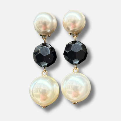 Boucles d’oreilles Anastasia Francine Bramli Paris avec perles nacrées et perle noire facettée