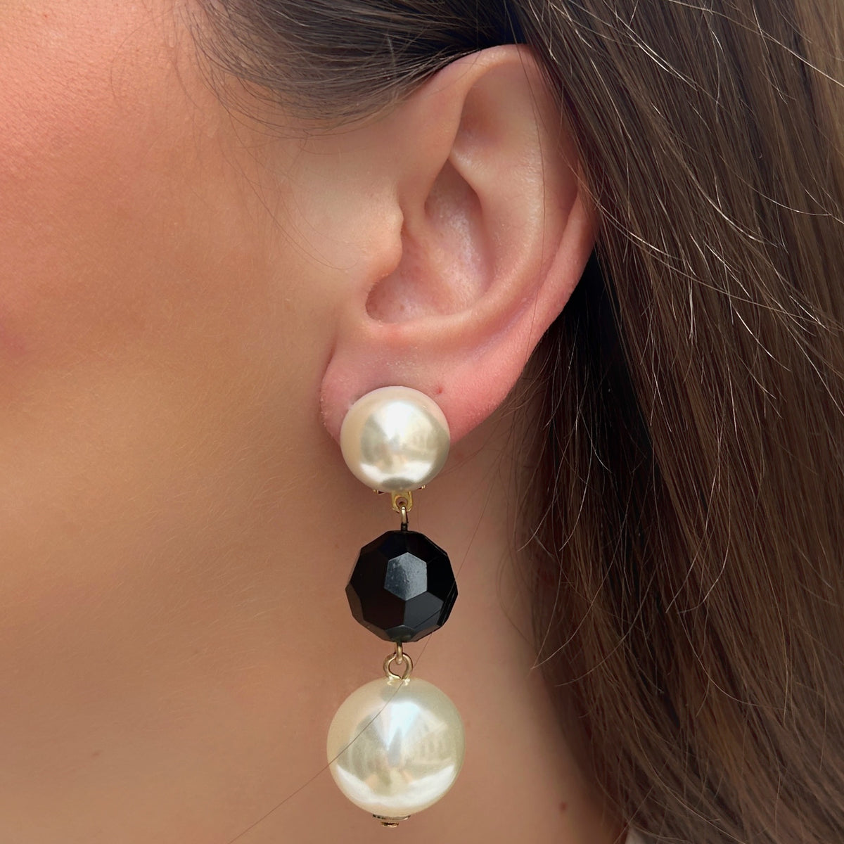Boucles d’oreilles Anastasia Francine Bramli Paris avec perles nacrées et perle noire facettée