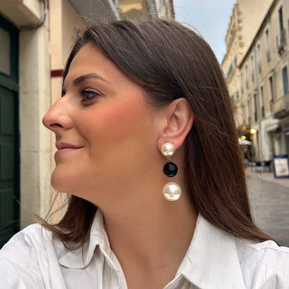 Boucles d’oreilles Anastasia Francine Bramli Paris avec perles nacrées et perle noire facettée
