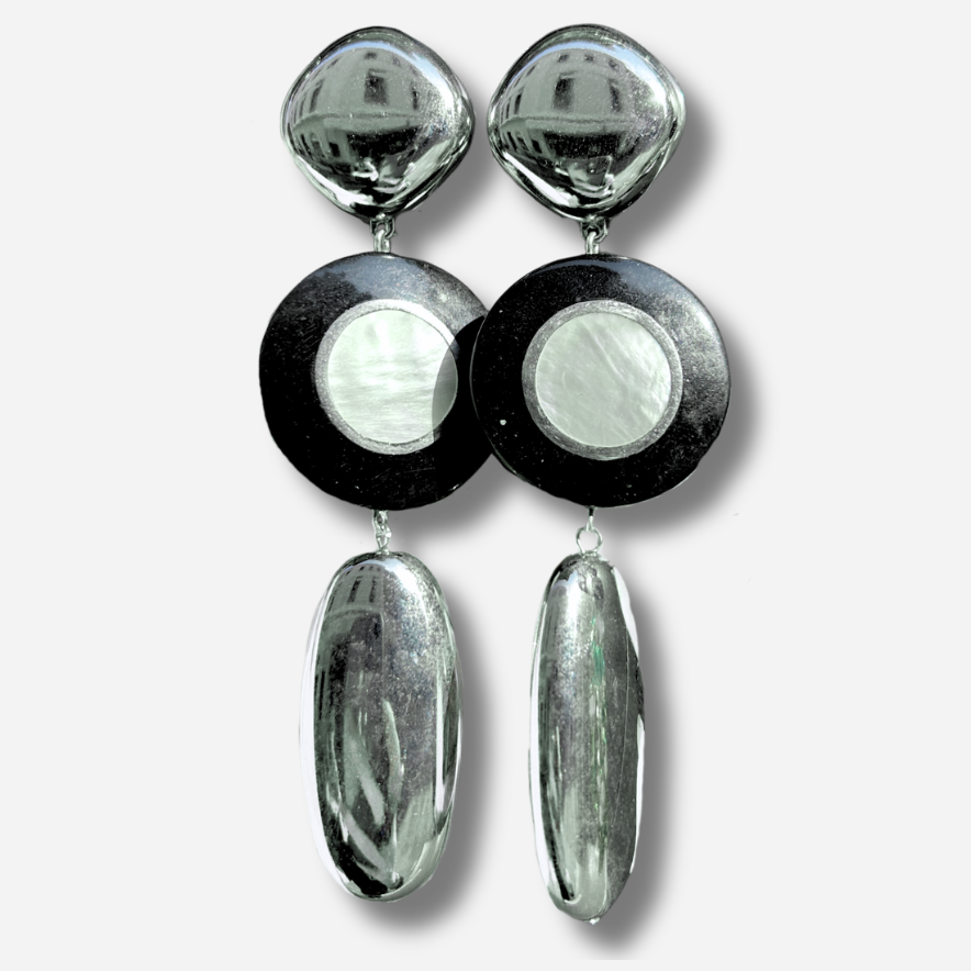 Boucles d'oreilles Anastasia Silver Nacre Francine Bramli en résine noire, nacre et finition argentée