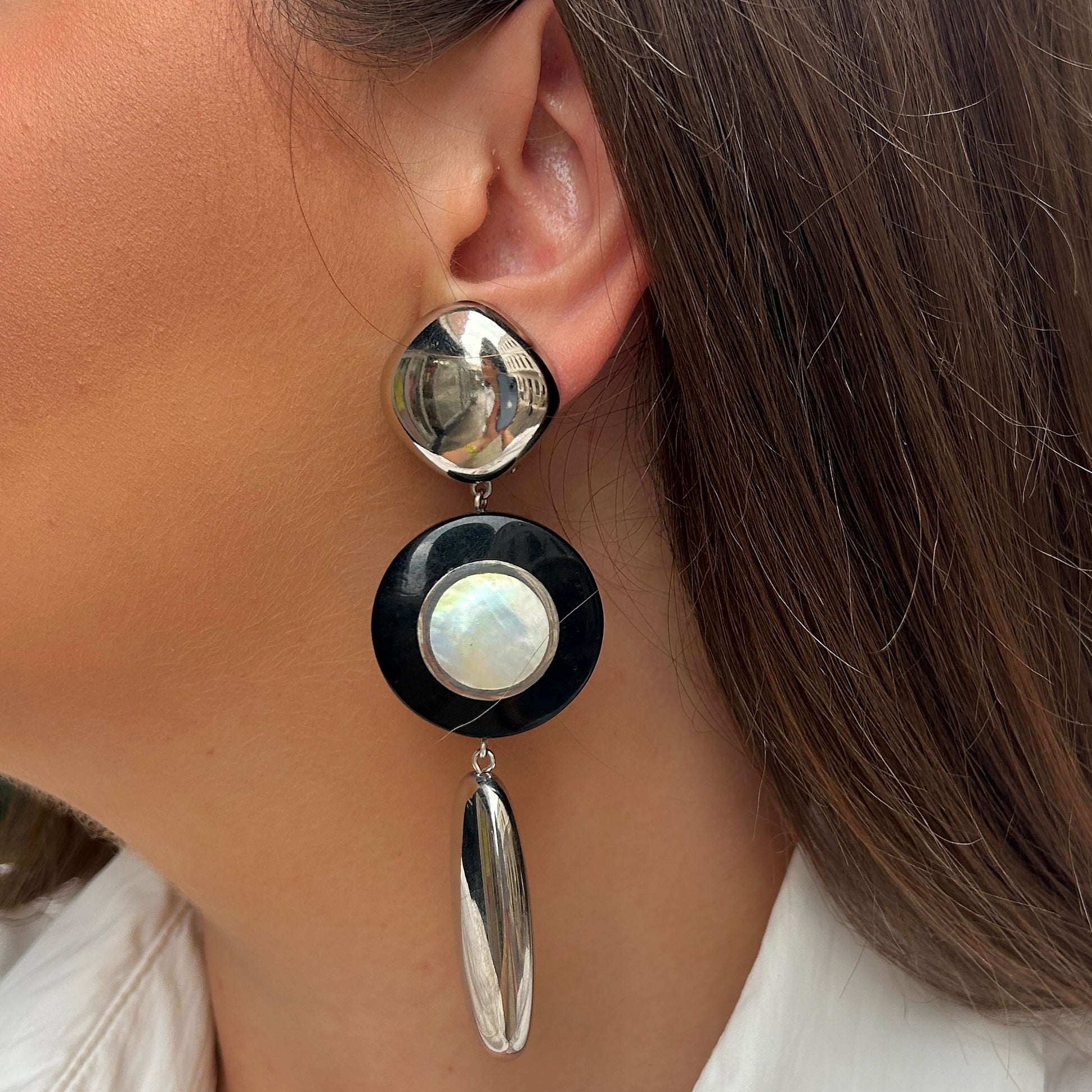 Boucles d'oreilles Anastasia Silver Nacre Francine Bramli en résine noire, nacre et finition argentée
