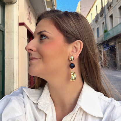 Boucles d'oreilles à clips Anastatia Noir Gold Francine Bramli Paris avec bouton rond doré effet miroir, perle noire facettée et pendentif goutte sculptural doré brillant – Divinity Sète.